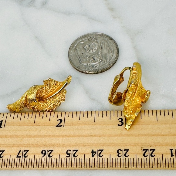 Vintage Coro Gold Leaf Earrings Clip On Signed Curled Leaf Design Mid Century - Picture 8 of 9